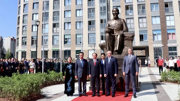 Không gian văn hóa Hồ Chí Minh nhìn từ đêm trắng Saint Petersburg