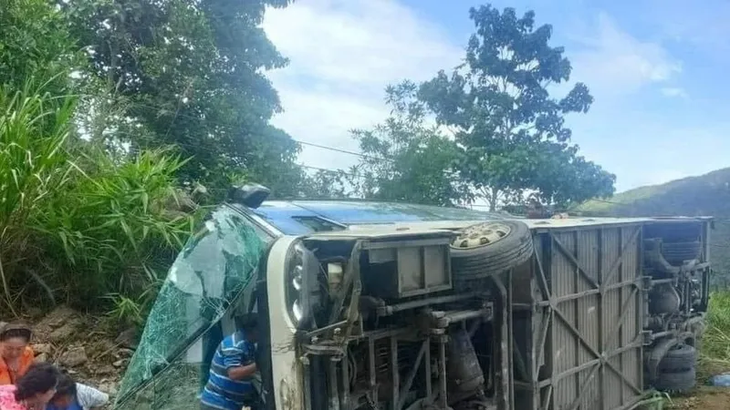 Lật xe trên đèo Khánh Lê, 4 du khách tử vong 
