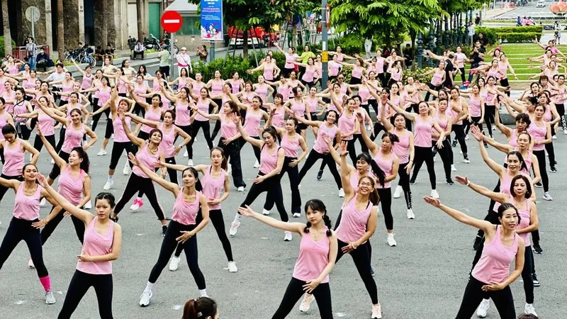 Hơn 700 phụ nữ nhiều tỉnh thành đồng diễn thể dục Aerobic trước Nhà hát Thành phố. Ảnh: CHÍ THẠCH 