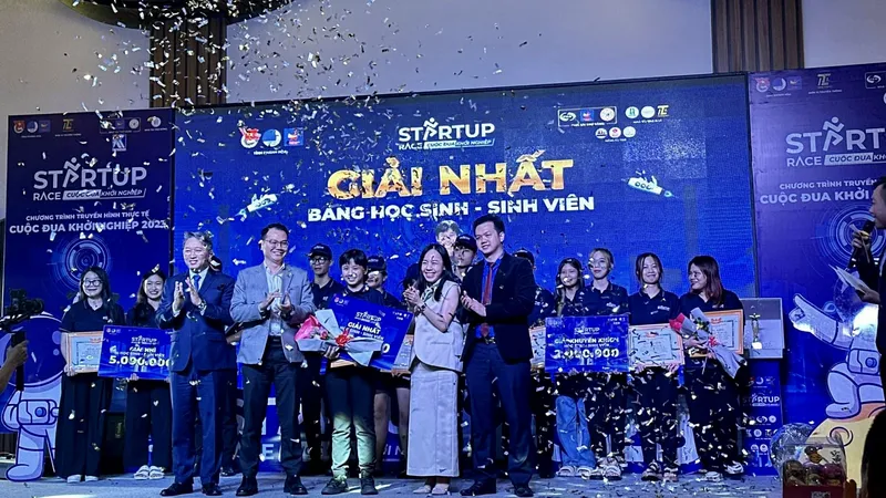 Ông Nguyễn Hải Ninh (bìa trái) - Bí thư Tỉnh ủy Khánh Hòa và anh Trần Anh Tuấn - Bí thư Tỉnh đoàn Khánh Hòa trao giải Nhất cho thí sinh Nguyễn Xuân Phương Ngân ở Bảng Học sinh - sinh viên với dự án "Marinet - Sàn thương mại điện tử ngành thủy sản Việt Nam"