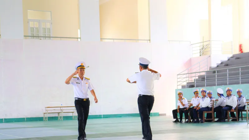 Thực hành động tác chào báo cáo trong kiểm tra điều lệnh