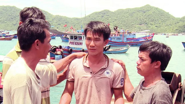 Cứu kịp thời 3 ngư dân Khánh Hòa bị tàu lạ đâm chìm giữa biển