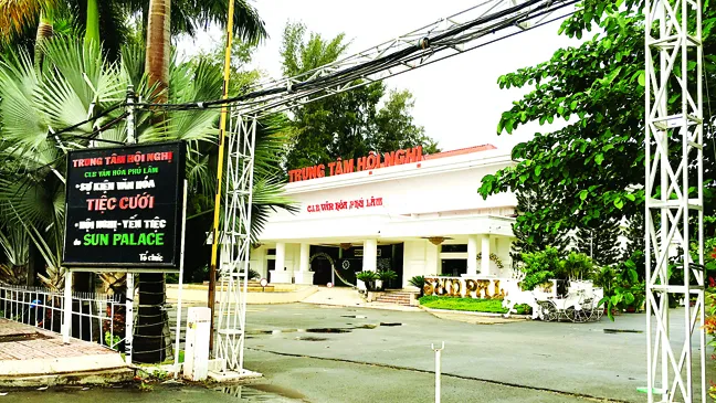 Dù đã có kết luận buộc phải ngưng hợp đồng, nhưng tiệc cưới vẫn còn được tổ chức trong khuôn viên Công viên Văn hóa Phú Lâm 