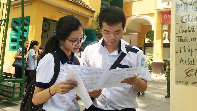 Các thí sinh trao đổi sau khi kết thúc bài thi 