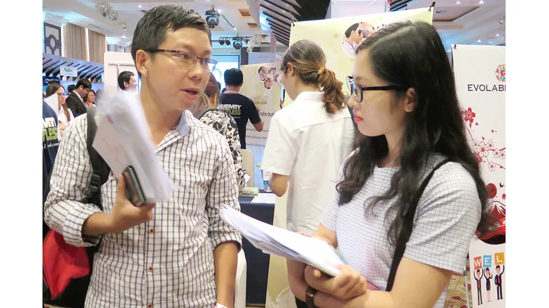 Người lao động tìm kiếm cơ hội việc làm trong dịp được kết nối với doanh nghiệp