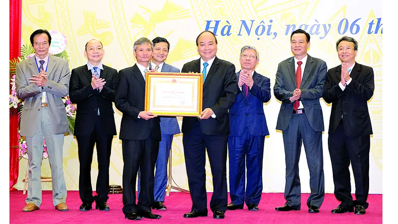 Thủ tướng Nguyễn Xuân Phúc trao Huân chương Lao động hạng ba cho Ủy ban Giám sát tài chính quốc gia