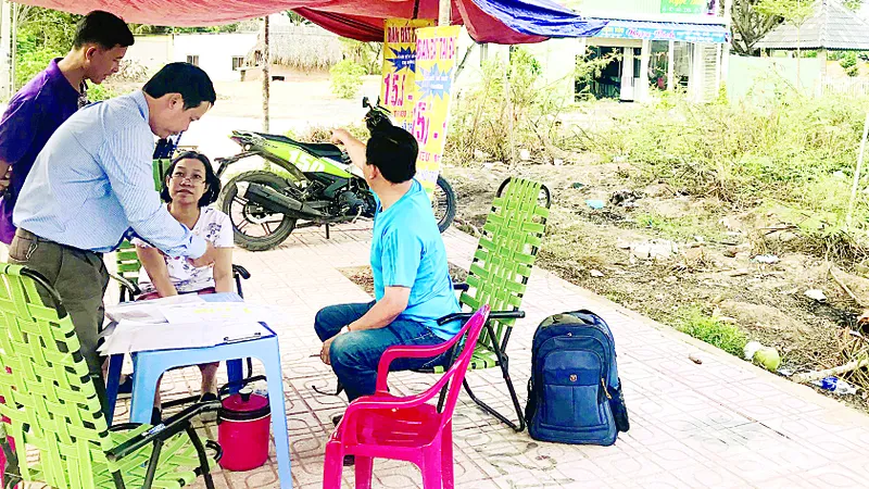 Khách tìm hiểu mua đất nền tại quận 9, TPHCM. Ảnh: HUY ANH