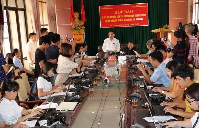 Ông Mai Văn Trinh, Cục trưởng Cục Quản lý chất lượng, Bộ GD-ĐT thông tin cho báo chí tại buổi họp báo công bố kết quả điều tra nghi vấn gian lận chấm thi THPT quốc gia tại Hà Giang. Ảnh: TTXVN