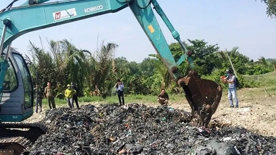 Vụ san lấp chất thải tại Bình Chánh: Cơ quan chức năng lấy mẫu trưng cầu giám định