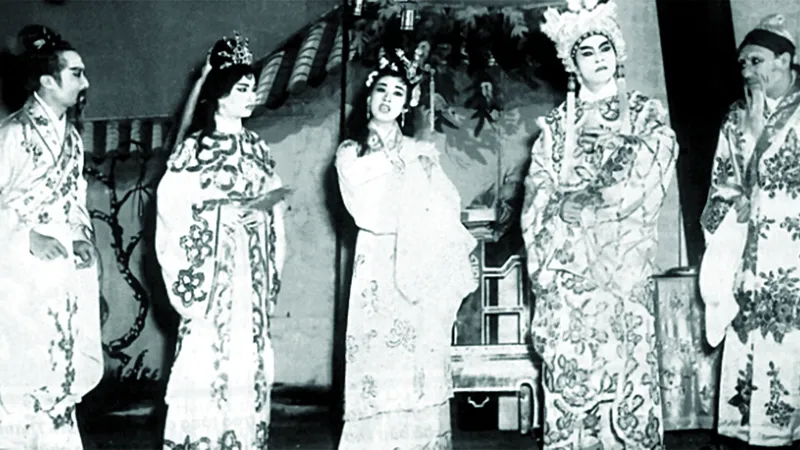Thanh Nga (giữa) và Hữu Phước trong một vở cải lương của đoàn Thanh Minh - Thanh Nga