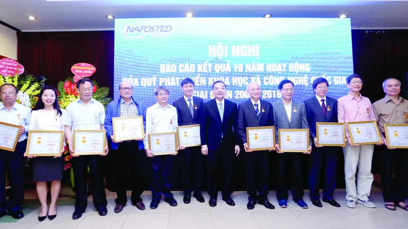 Các nhà khoa học và cán bộ quản lý Nafosted nhận Kỷ niệm chương “Vì sự nghiệp KH-CN” do Bộ KH-CN tặng
