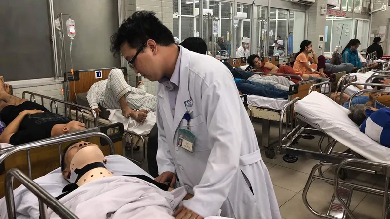 Các bác sĩ tích cực chăm sóc các nạn nhân