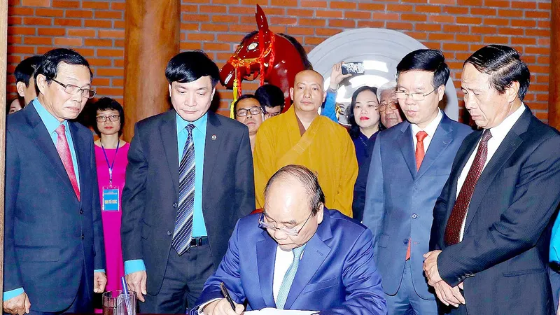Thủ tướng Nguyễn Xuân Phúc ghi sổ lưu niệm tại Nhà tưởng niệm đồng chí Nguyễn Đức Cảnh. Ảnh: TTXVN