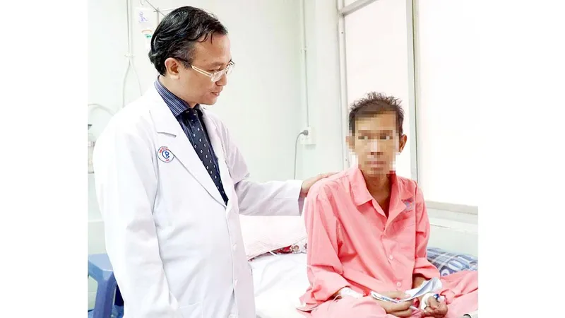 Bác sĩ Nguyễn Thái An thăm hỏi sức khỏe một bệnh nhân người Campuchia. Ảnh: NVCC