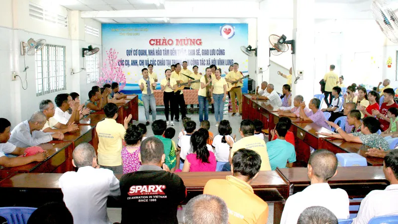  Đoàn nhạc sĩ thăm, tặng quà, giao lưu văn nghệ tại Trung tâm Công tác xã hội tỉnh Vĩnh Long 