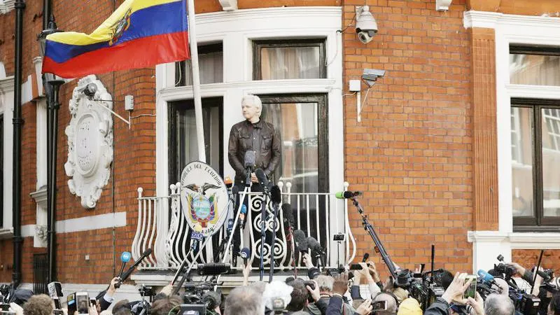 Julian Assange phát biểu với truyền thông từ ban công Đại sứ quán Ecuador ở London, Anh, ngày 19-5-2017. Ảnh: AP