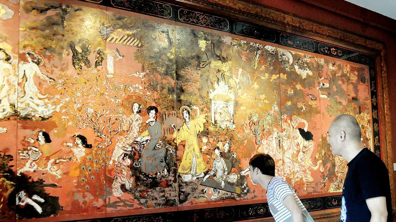 Khách tham quan xem tác phẩm sơn mài Vườn xuân Trung - Nam - Bắc của danh họa Nguyễn Gia Trí. Ảnh: AN DUNG