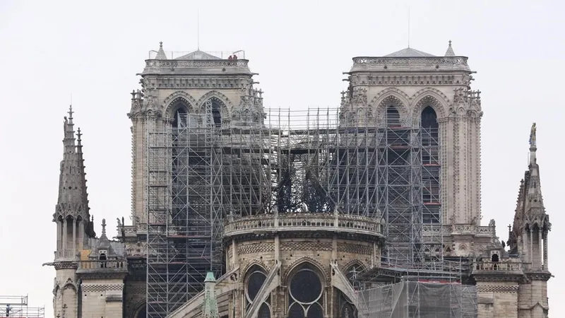 Nhà thờ Đức Bà Paris bị phá hủy một phần sau vụ hỏa hoạn, ngày 16-4 vừa qua. Ảnh: THX/TTXVN