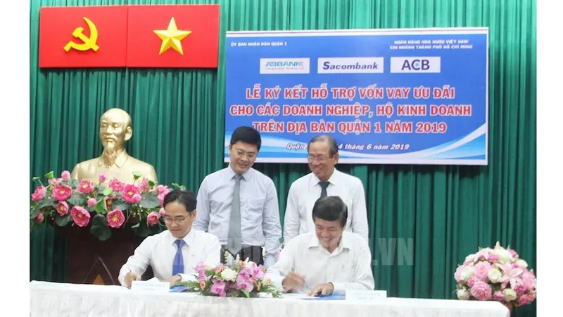 Đại diện các ngân hàng thương mại ký kết hỗ trợ vốn vay cho các doanh nghiệp, hộ kinh doanh
