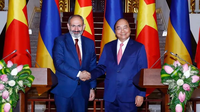 Thủ tướng Nguyễn Xuân Phúc và Thủ tướng Cộng hòa Armenia Nikol Pashinyan tại cuộc gặp báo chí sau hội đàm. Ảnh: TTXVN