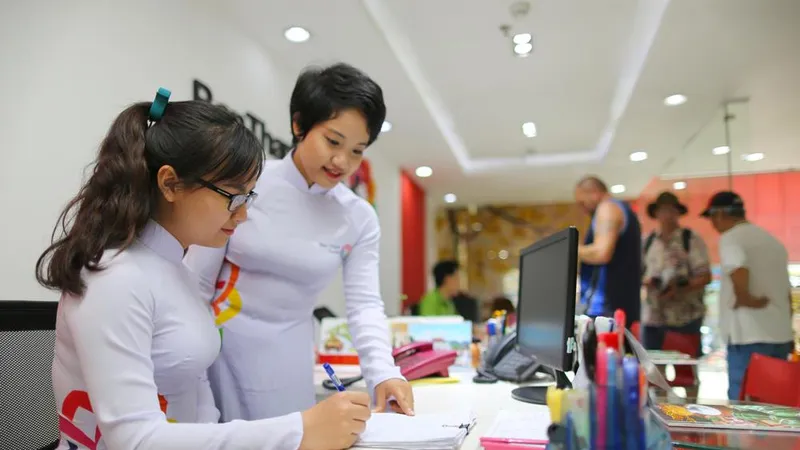 Sử dụng và bố trí công tác hợp lý cho người trẻ có trình độ và năng lực là yêu cầu cấp thiết. Ảnh: DŨNG PHƯƠNG