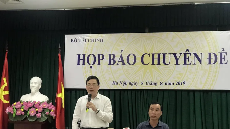 Ông Đặng Quyết Tiến, Cục trưởng Cục Tài chính doanh nghiệp trả lời tại buổi họp báo. Ảnh:VGP