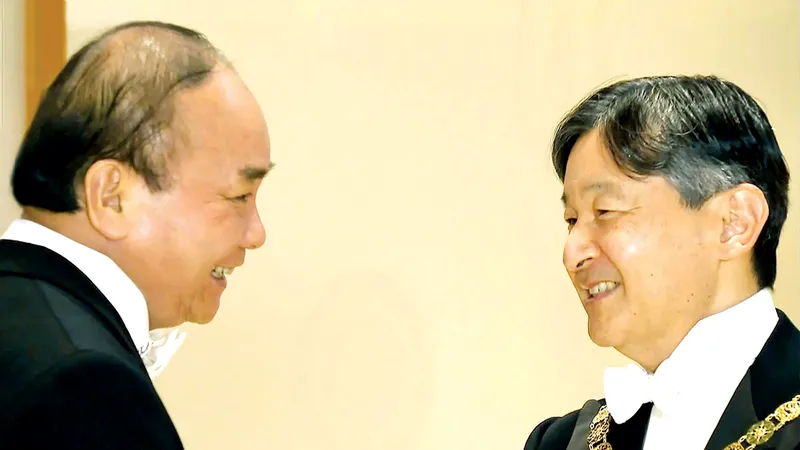 Thủ tướng Nguyễn Xuân Phúc chúc mừng Nhật hoàng Naruhito. Ảnh: TTXVN
