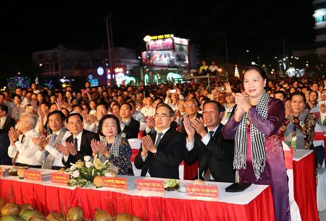 Chủ tịch Quốc hội Nguyễn Thị Kim Ngân và các đại biểu dự khai mạc Lễ hội Dừa tỉnh Bến Tre lần thứ V. Ảnh: TTXVN