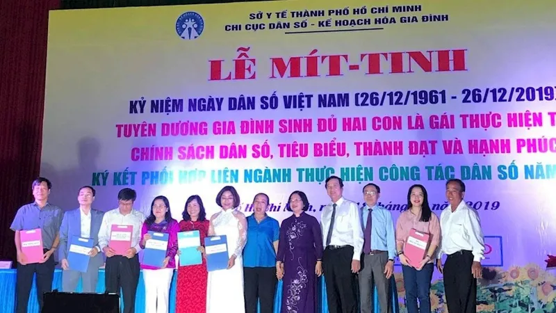 Đại diện các đơn vị tham gia ký kết phối hợp liên ngành trong công tác dân số. 