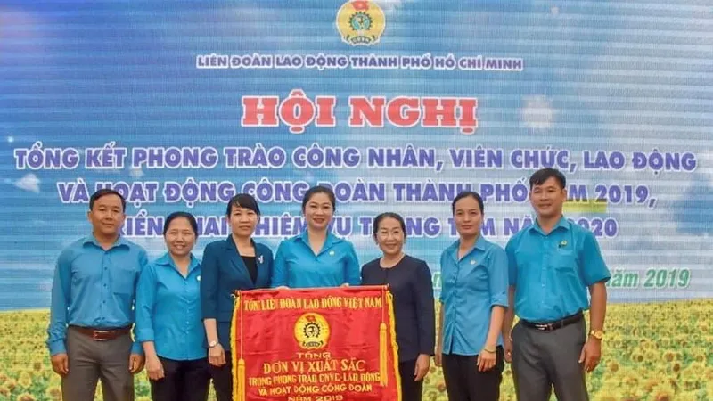 Phó Bí thư Thành ủy TPHCM Võ Thị Dung trao Cờ thi đua cho các tập thể