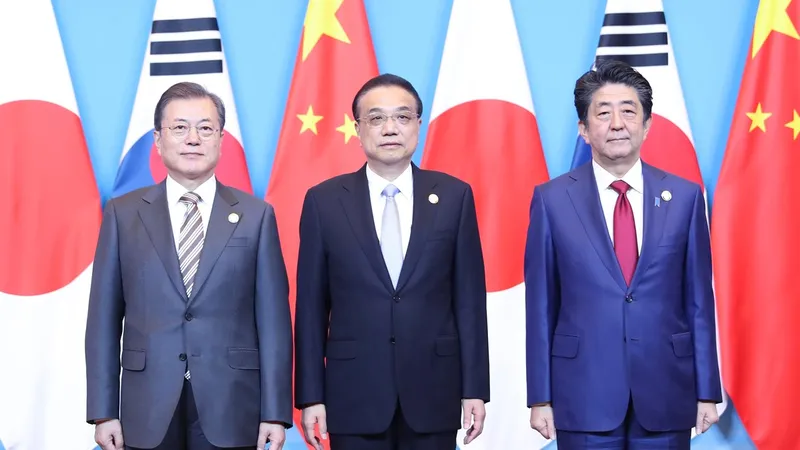 Từ trái sang: Tổng thống Hàn Quốc Moon Jae-in, Thủ tướng Trung Quốc Lý Khắc Cường và Thủ tướng Nhật Bản Shinzo Abe tại cuộc gặp ở Thành Đô, Trung Quốc ngày 24-12-2019. Ảnh: THX/TTXVN