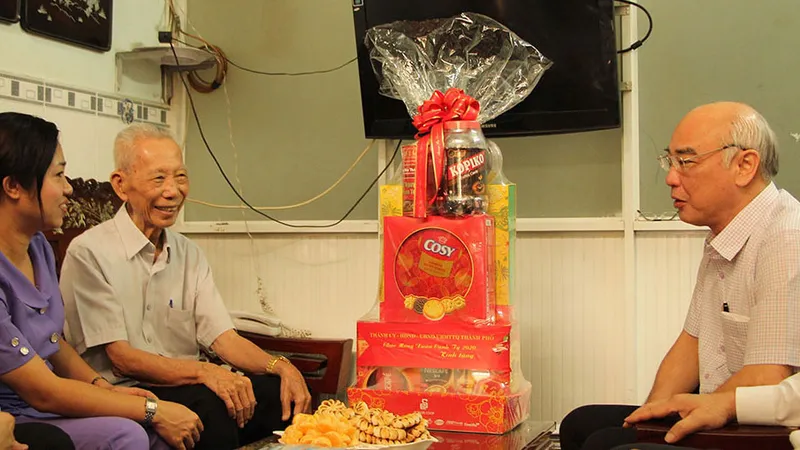 Ông Trần Đại Tân (thứ 2 từ trái qua) tiếp lãnh đạo Ban Tuyên giáo Thành ủy và các ban ngành quận 5 đến thăm, chúc tết vào ngày 24 tháng Chạp vừa qua (ngày 18-1-2020)