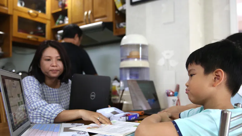Gia đình thường xuyên quây quần là cách để giữ lửa hạnh phúc. Ảnh: DŨNG PHƯƠNG