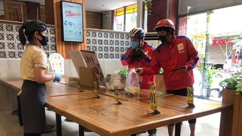 Một quán ăn trên địa bàn quận 8 kê bàn khoảng cách 2m giữa khách và nhân viên nhằm phục vụ cho những món mang về. Ảnh: HOÀNG HÙNG