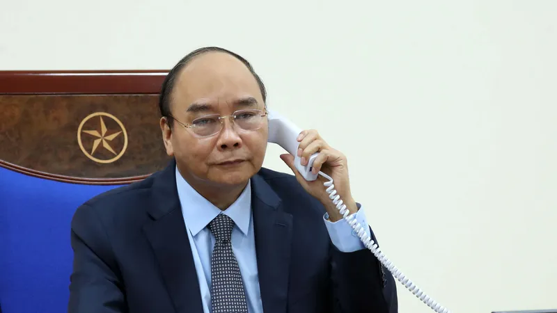 Thủ tướng Nguyễn Xuân Phúc điện đàm với Thủ tướng Nga Mikhail Mishustin. - Ảnh: VGP