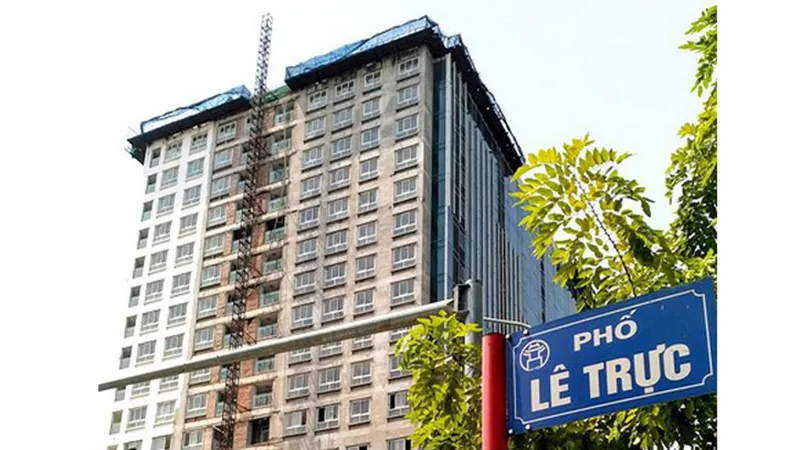 Bắt đầu phá dỡ tầng 17 và 18 của tòa nhà 8B Lê Trực
