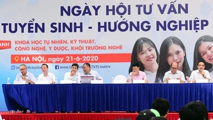 Thí sinh bám sát đề thi tham khảo để ôn tập 