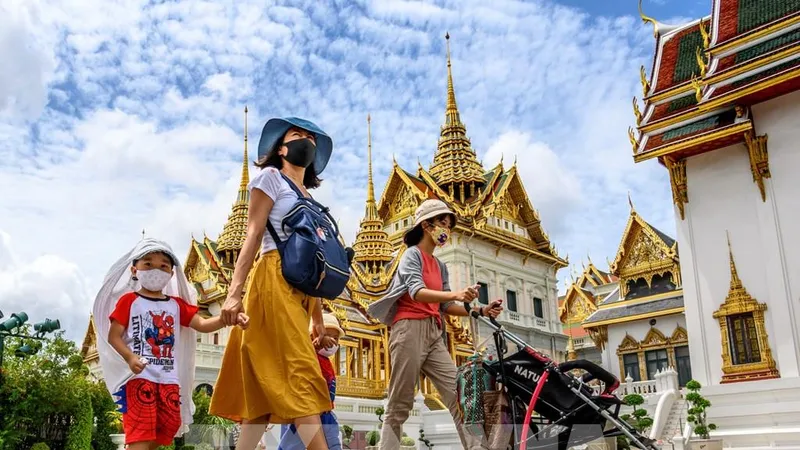Du khách tham quan Hoàng cung ở Bangkok, Thái Lan. Ảnh: AFP/TTXVN