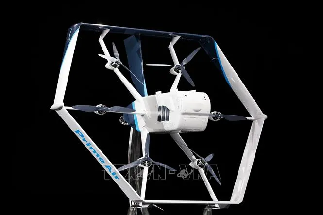 Máy bay không người lái dùng để chuyển phát hàng hóa của Amazon được giới thiệu tại một sự kiện ở Las Vegas, Mỹ. Ảnh tư liệu: AFP/TTXVN
