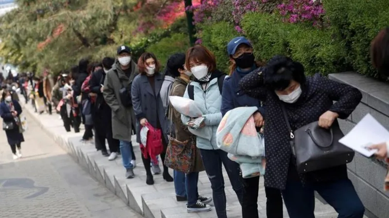 Người đăng ký tìm việc xếp hàng chờ phỏng vấn tại Seoul, Hàn Quốc. Ảnh: Reuters/TTXVN