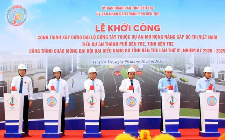 Các đại biểu thực hiện nghi thức động thổ công trình