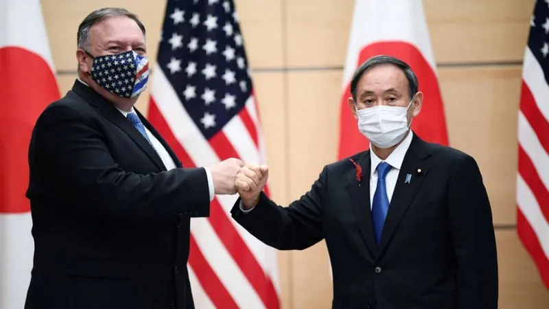 Ngoại trưởng Mỹ Mike Pompeo và Thủ tướng Nhật Bản Yoshihihde. Ảnh: Getty