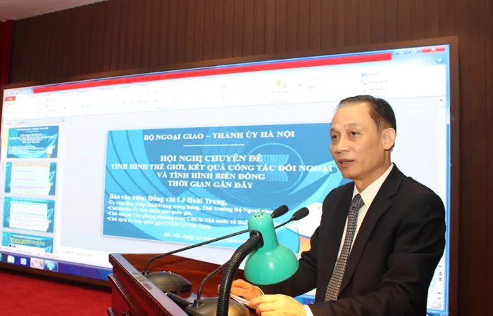 Thứ trưởng Bộ Ngoại giao Lê Hoài Trung thông tin tại hội nghị