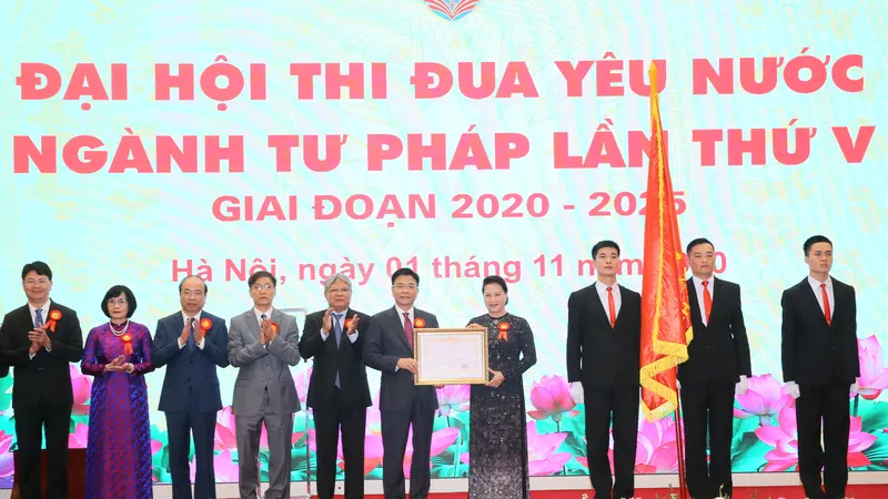 Chủ tịch Quốc hội Nguyễn Thị Kim Ngân trao Huân chương Lao động hạng Nhất cho ngành tư pháp. Ảnh: VGP