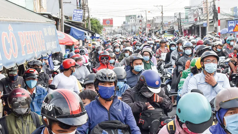 Đông đảo người và phương tiện chờ qua phà Cát Lái