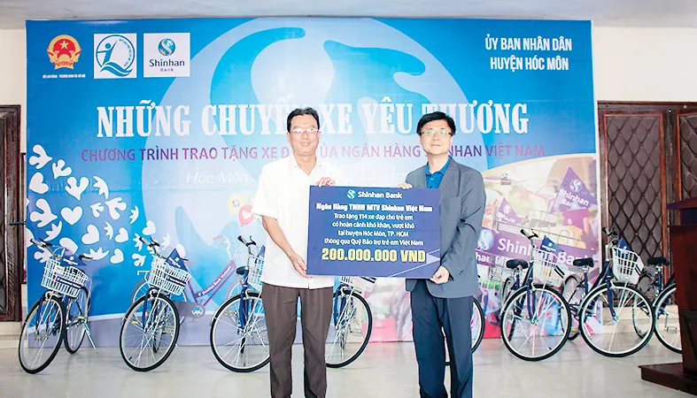 Ngân hàng Shinhan tặng xe đạp cho trẻ em Hóc Môn