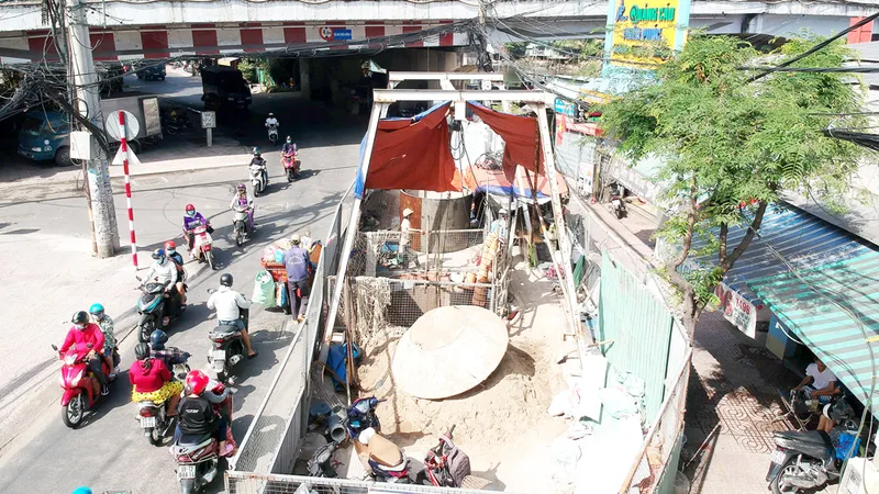 Công trình thi công rào chắn trên đường Phạm Thế Hiển, quận 8, ngày 2-1-2021. Ảnh: CAO THĂNG