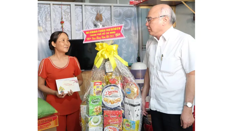 Đồng chí Phan Nguyễn Như Khuê, Trưởng Ban Tuyên giáo Thành ủy TPHCM, thăm, chúc tết người dân có hoàn cảnh khó khăn