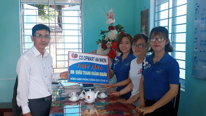 Đại diện Co.opmart Quy Nhơn và Co.opmart An Nhơn tặng khẩu trang cho địa phương