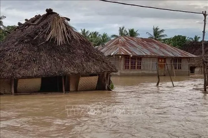 Cảnh ngập lụt do mưa lớn tại làng Haitimuk, Đông Flores, Indonesia. Ảnh: AFP/TTXVN